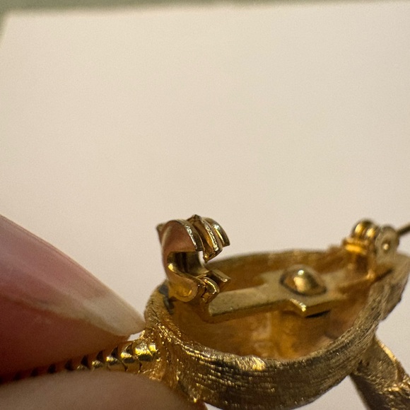 Vintage 70s Children’s Gold Mouse Pin w/ Red Eyes and Long Tail Costume Jewelry - Picture 10 of 12